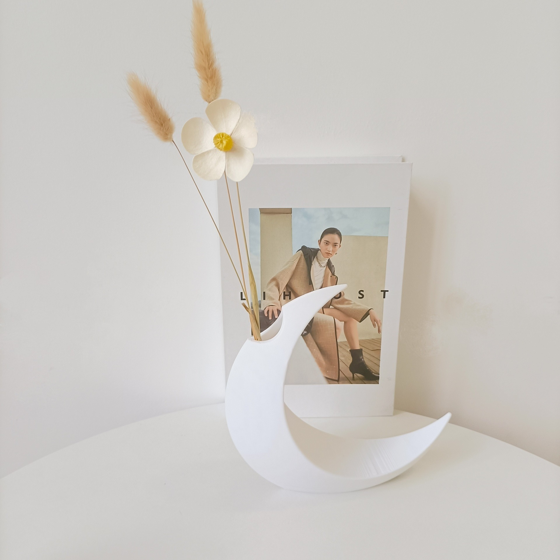 Two fashionable moon-style vas - مراجعة Home Office For Two وسعره